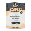 4Energy Recovery Whey Formula – 900 g, gesalzenes Karamell, Beutel mit orangefarbenen Akzenten, Text mit Produktvorteilen und wiederverschließbarer Verschluss.